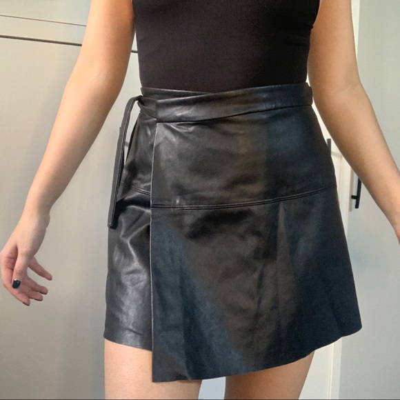 Aritzia Dresses & Skirts - Wilfred free aritzia xs black leather skirt